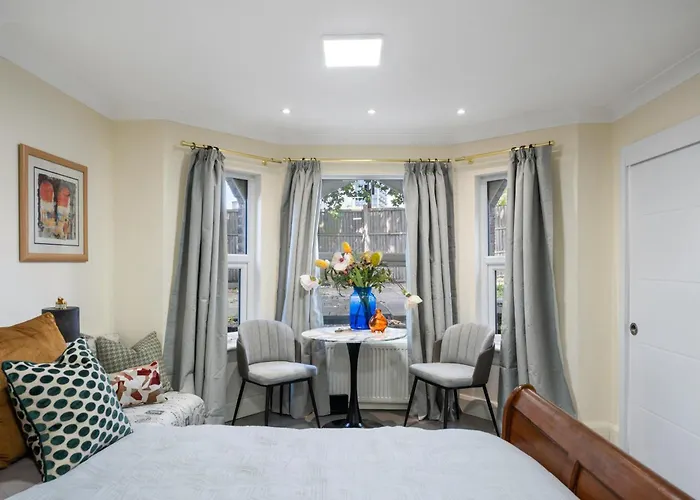 Leamington Park Studio With Parking